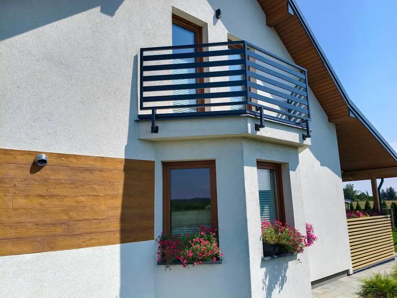 Balustrada balkonu nad wykuszem, widok z boku z mocowaniem do płyty