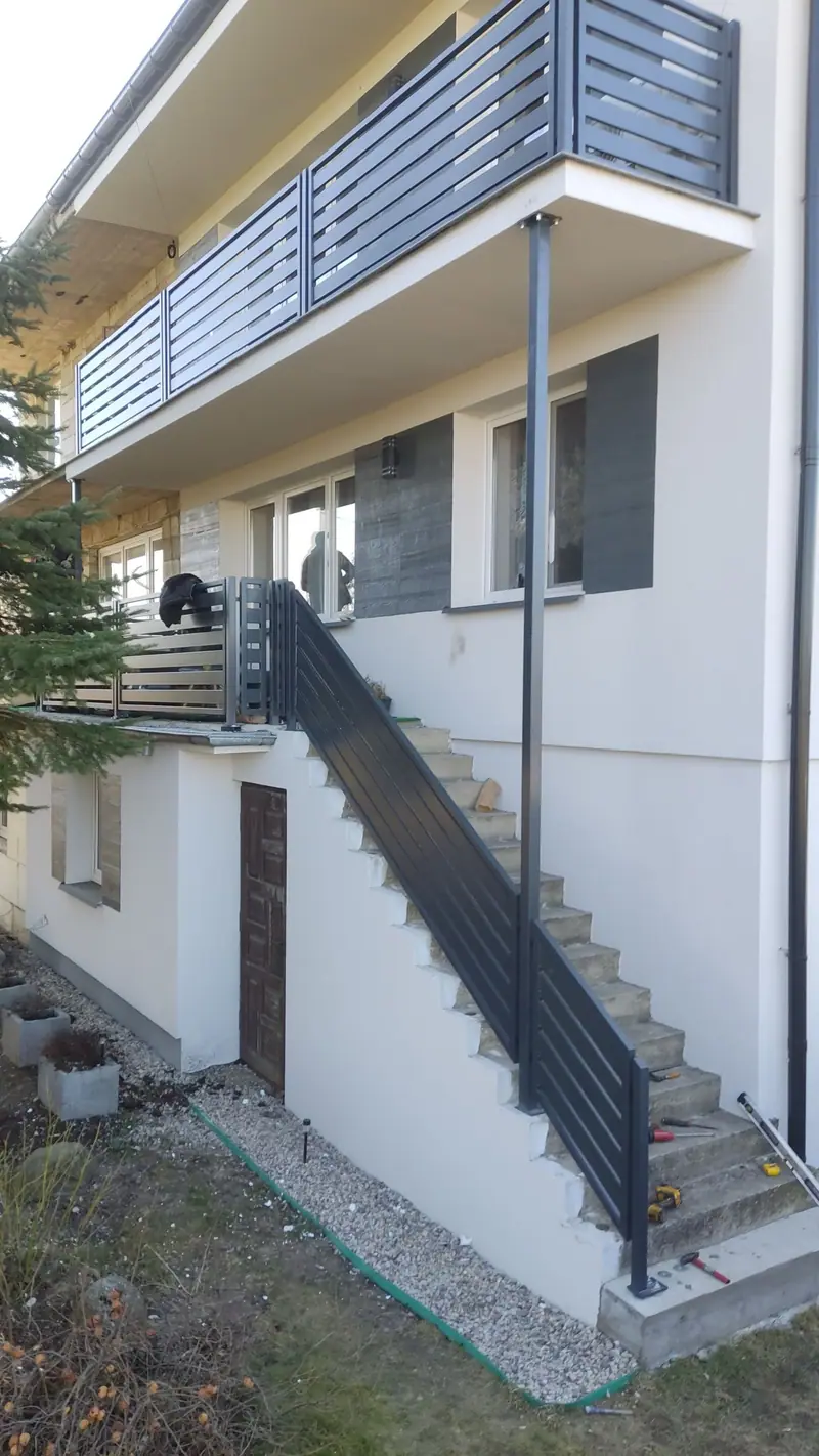 Balustrady z poziomych profili przy schodach zewnętrznych na piętro i na balkonie