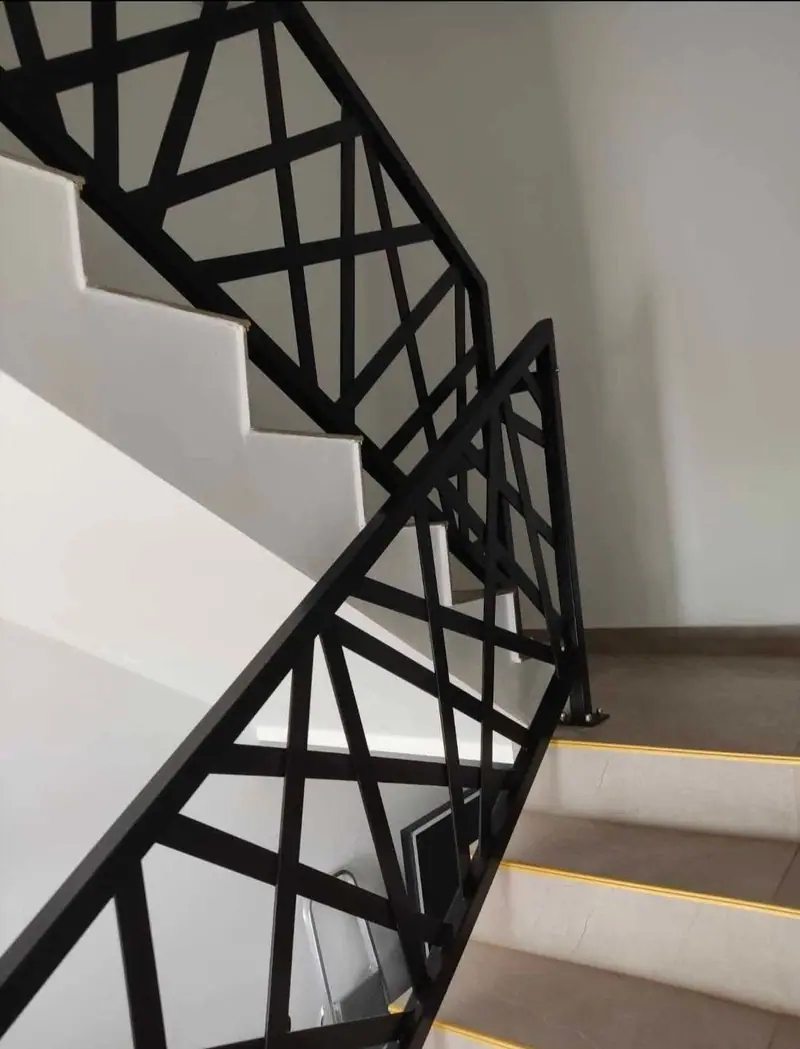 Balustrada schodowa z ukośnych płaskowników w geometrycznym wzorze, widok z góry