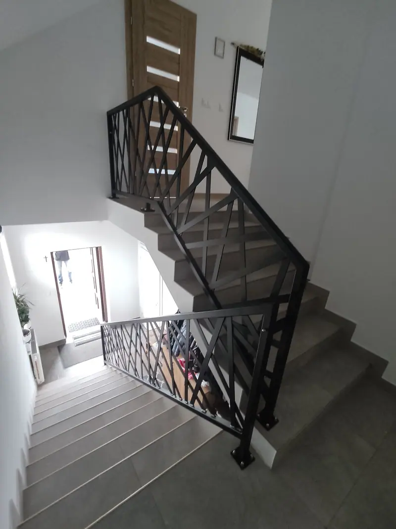 Balustrada z geometrycznym wzorem na dwóch biegach schodów wewnętrznych