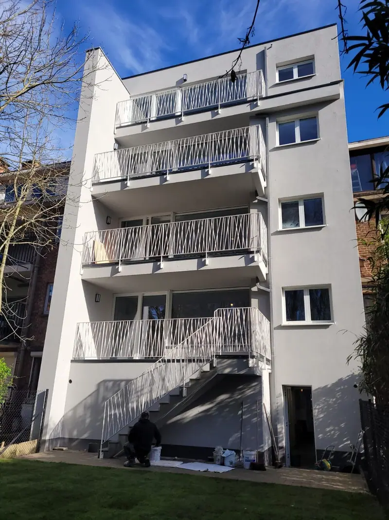 Balustrady z ukośnym wzorem na balkonach kilku kondygnacji i przy schodach zewnętrznych